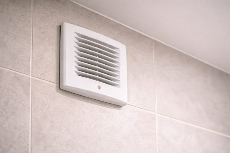Ventilacioni otvor u modernom kupatilu